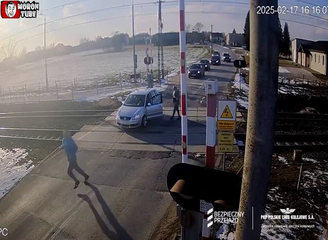 Video :Extremis rescues an automobile stuck on a Polish train track